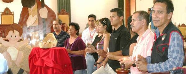 ClemMerida's tweet photo. La tarde de hoy efectuamos la tradicional Paradura del niño Jesús en compañía de nuestros trabajadores(as) http://t.co/mAk5teEfHY