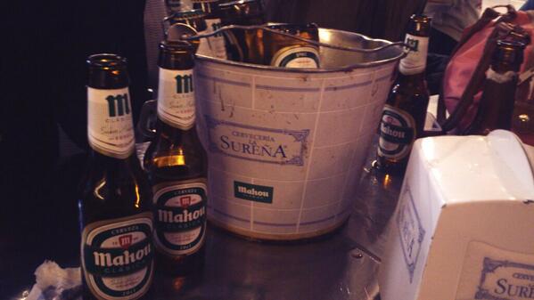jenny_yp_08's tweet photo. Empieza la cosa!!! @albaorri @Paonlyouu #Marina #VamosYa http://t.co/m9PpKkA2vK