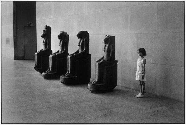 I_LOVE_NY's tweet image. RT @MetMuseum Great photo in The Temple of Dendur! MT @Nautans Metropolitan Museum, 1988. Foto di Elliott Erwitt