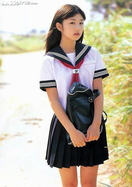 SchoolUniforms5's tweet photo. CON: dress codes curtail teens' ability to express themselves through fashion :( http://t.co/06IFjd2WFF