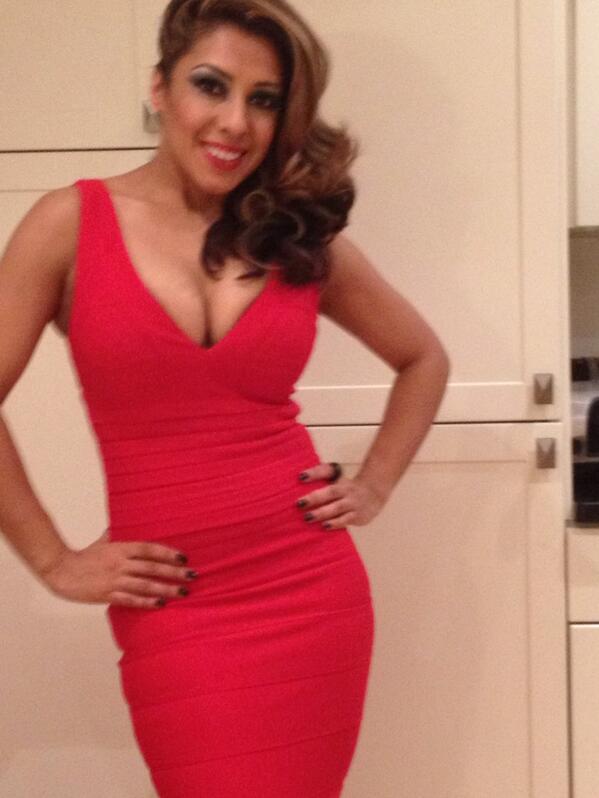 BigBroM8's tweet image. "@narindertweets: Lady in red #nospanx #nofilter http://t.co/ilLnvgZhB3" All you need now is a pearl necklace #rudetweet #fashionable