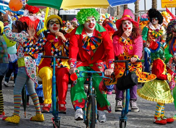 ClownPix's tweet photo. Le Tour de Clowns, 1998, World's First All Clown Bicycle Race http://t.co/sy4ByTIchQ