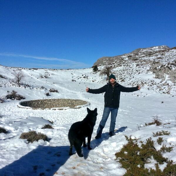 juancallealta's tweet photo. En el POZO DE NIEVE DE TOLOX Sierra de las Nieves con mi niña @estefaniafb23 http://t.co/8Mq7CQzNFA