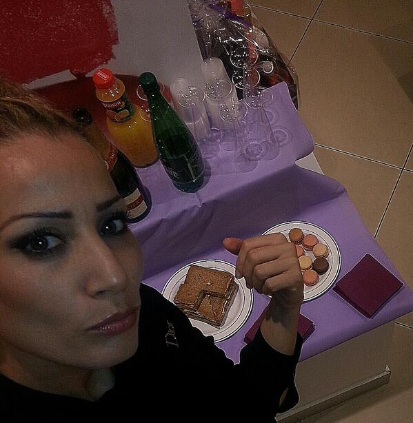 saleeyaa's tweet image. #Soireevip @Dior non je ne tente pas le duck face je gobe juste des macarons #soireebonne