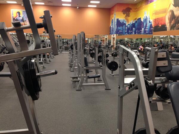 VitaminShoppe's tweet photo. RT if you agree Friday night is one of the best times to go to the gym. #gymtime #fit #fitness #friday #dedicated http://t.co/7pB2APXlbv