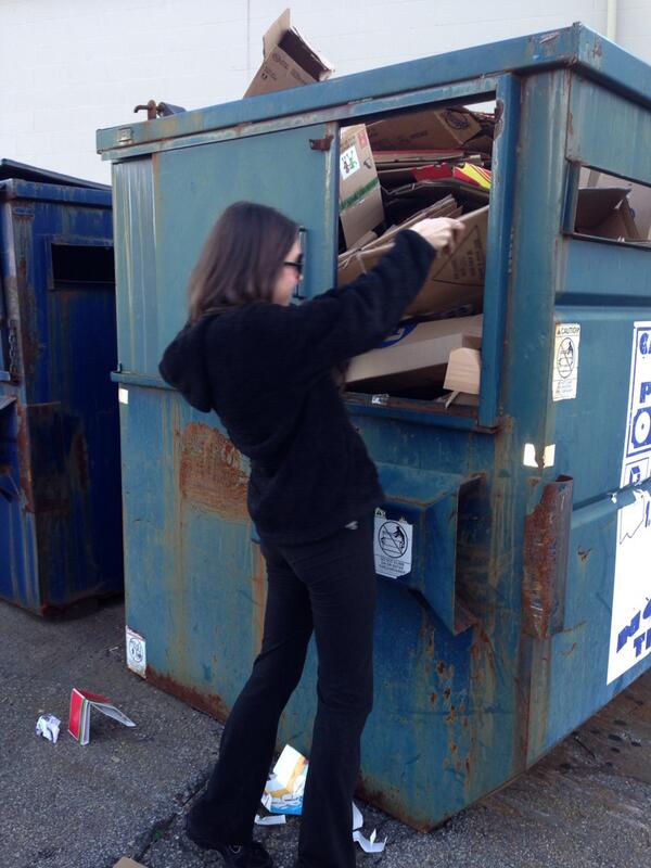 sherrichanel's tweet image. She's dumpster diving lmao #dumpsterdiver #trash #lol