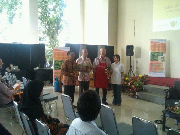 IDBergizi's tweet photo. .@pakbondan, @williamwwongso dan @fgwinarno menerima daun pegagan dari @bumiherbal #idbergizi http://t.co/QFzYCHoRMJ