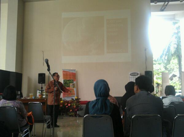 IDBergizi's tweet photo. Prof @FGwinarno membuka sharing session dengan presentasi mengenai pangan. #harigizi #idbergizi http://t.co/aJ7YPXxl27