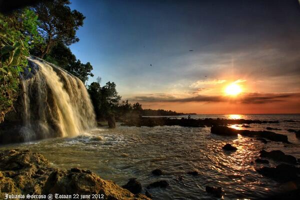 SurgaNegriku's tweet photo. sunset di Toroan Waterfall di daerah sampang, madura. http://t.co/Tf00AHwymP