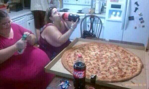 NoSePaseDice's tweet image. #PretextosDeGordas estoy enferma de la tiroides, no sé por qué engordo si casi no como...