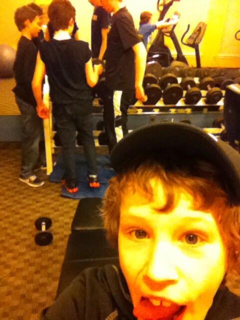 sniperdogg14's tweet photo. Working out with the boys in Moncton at our hotel #CausinTrouble #workingout #latenightz #funashell @sjflamesc π http://t.co/QjAWkRDN8e