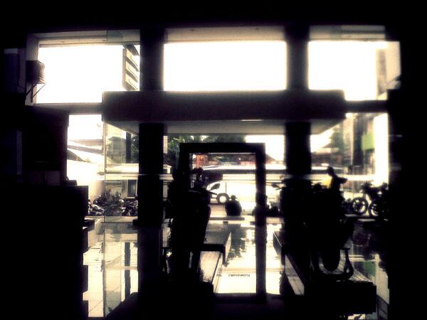 Bayuhu's tweet photo. Yoi. #cleguk "@redafs: Coffee break at Kawasaki Main Dealer w/ @Bayuhu http://t.co/MxdX7luGpq"
