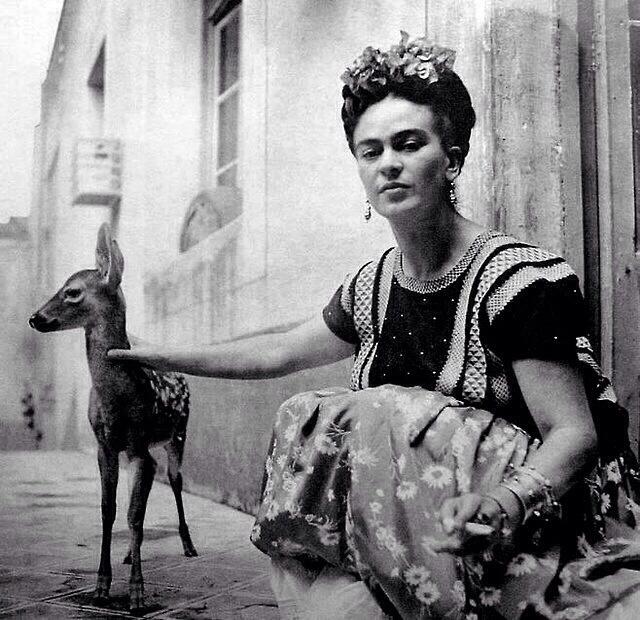 Amazing Historical Photo of Frida Kahlo in 1939 