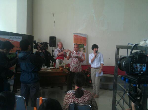 IDBergizi's tweet photo. .@pakbondan mencicipi sup daun pegagan dari @williamwwongso.
Kata @pakbondan, "Maknyus!" #harigizi #IDbergizi http://t.co/60q4atPv5i