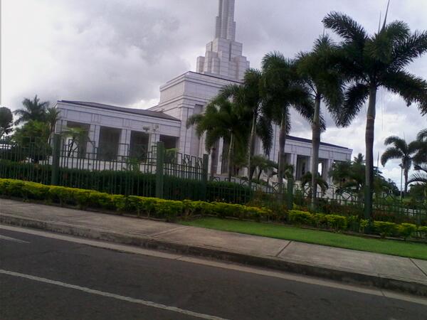 siamuafoa's tweet photo. on our way to Apia Town Area, the LDS Temple in Pesega http://t.co/zKuR3F9VPG