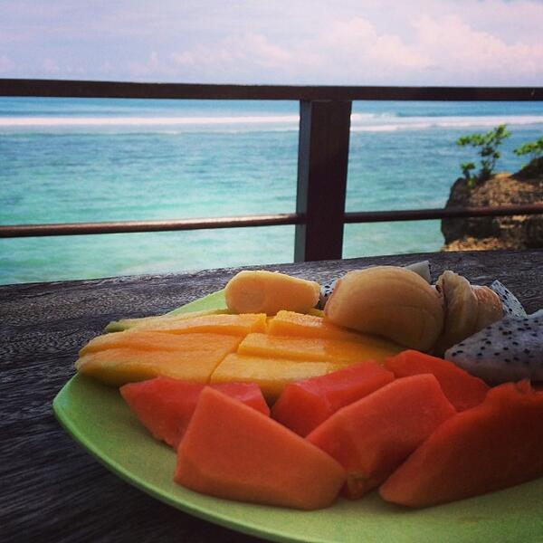 SatiKazanova's tweet photo. Эх... Балийский завтрак... Скучаю по вам, фруктов разнообразие!.. #bali #fruits #lifeisgoog #yammy http://t.co/8UlfrIXDpU