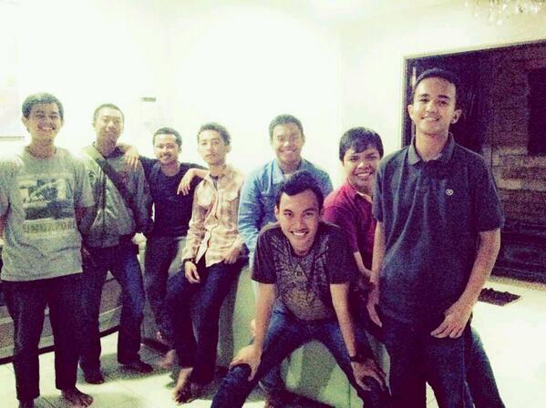 stratoboi's tweet photo. Gurih2 inyoy! Wkwkwk @DickyArdhi: @stratoboi reonian SD.Angkasa 12 http://t.co/g0te3puTZs"