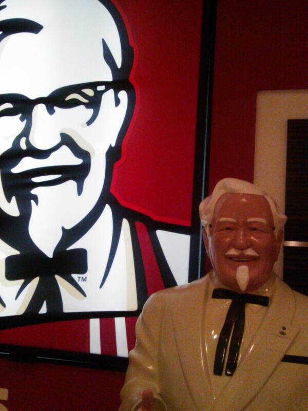 1Kisk's tweet photo. ケンタッキーのおじさんコンタクトにしたのかな?笑 http://t.co/ET4SyeKVNJ