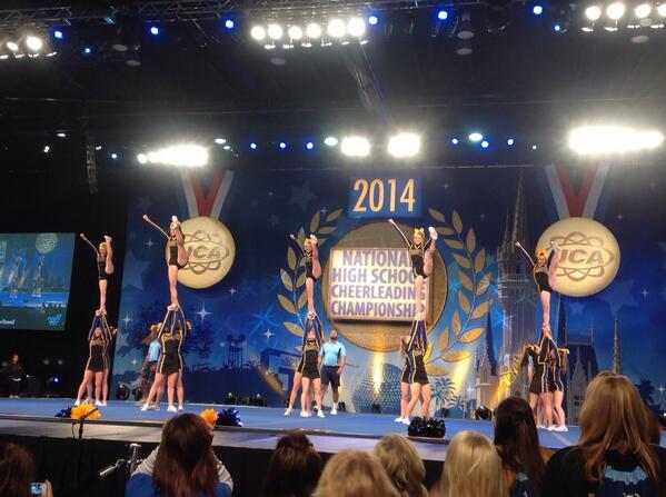 UCAupdates's tweet photo. Incredible difficulty by @LiveOakHSCheer ! Single base giddy ups and 1 1/4 ups! http://t.co/rs3ltMMPMZ