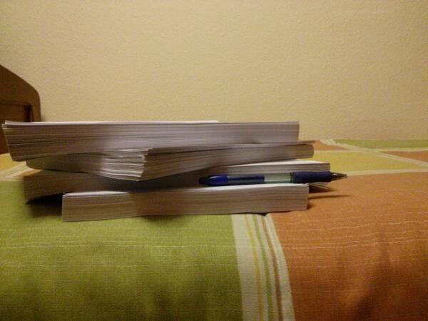 dani_brrnc's tweet photo. Aquí os presento mi cuatrimestre. De abajo->arriba farma, ética, micro y AP. Los 2 últimos tochos son parciales #Fin http://t.co/hZgFb5zc1t