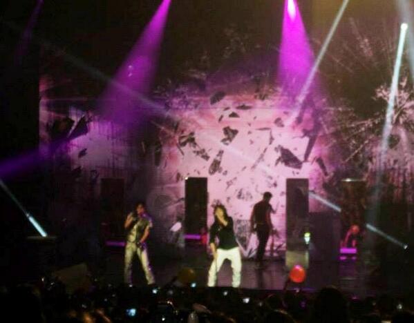 maxiespindola's tweet photo. "@Simona_aliada: #NoVisteAliadosSi cuando cantaban @agus_bernasconi  @maxiespindola  en el REX http://t.co/XZKMOgFRZp" QUE BUENA FOTOOO :)