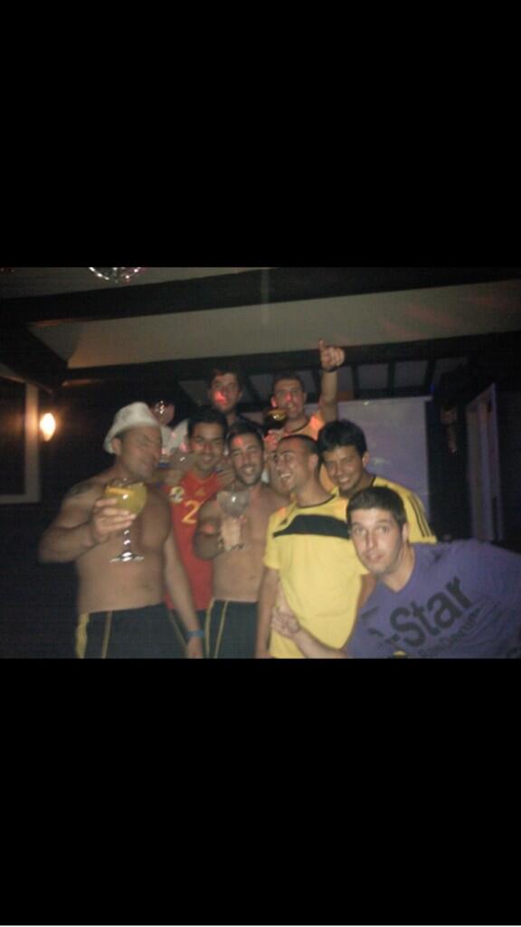 jorgsixto's tweet photo. @rodrigoorcajo celebramos el set?sí vienes te volvemos a invitar, igual no puedes Xq estas jugando l europde futsala http://t.co/7XJdevdm7n