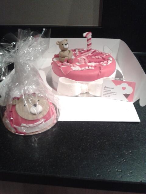 Spannend morgen is Tessa alweer 1 jaartje! Net haar taart opgehaald bij <a href="/Janinetaartje/">Janine Smit</a> hij ziet er prachtig uit! Thnx