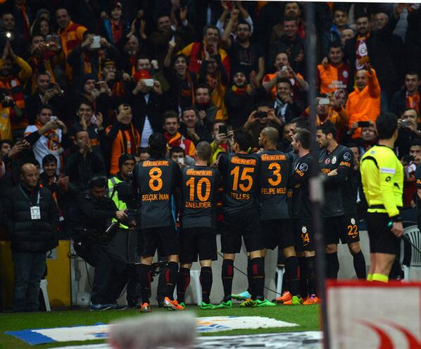 GalaFans's tweet photo. Safları sıklaştıralım beyler.! http://t.co/6iawqbXVl5