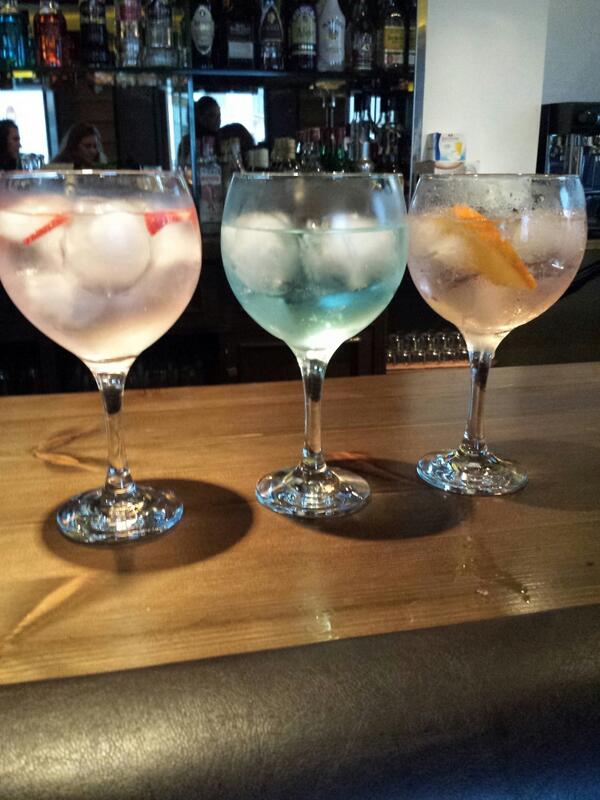 marinaprd's tweet photo. De ginebras en @zabucoparadas  @angelaacg13 @mari_lopba94 @angelabacom @__Joselu__  🍷🍹🍸 http://t.co/uFuR1eRRgy