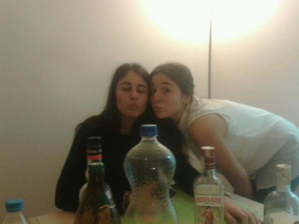 LuciaCSolleiro's tweet photo. Empieza la noche @CaramesPau @TamaraG_S http://t.co/O45eMxhJ4f