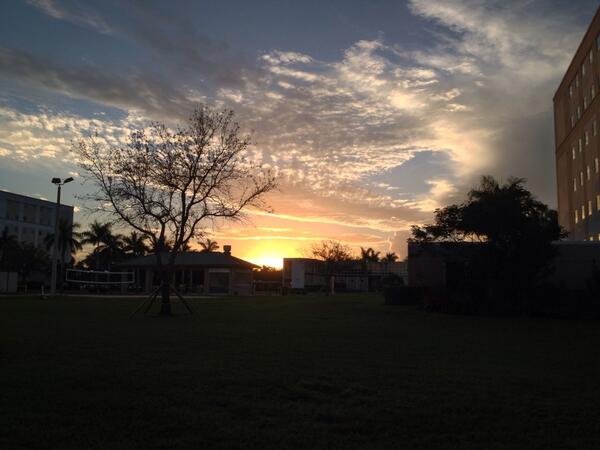 FAUJupiterFRAS's tweet photo. Beautiful last sunset in FAU before heading to FRAS tommorrow #lovewhereyoulive http://t.co/WpOsfP60bf