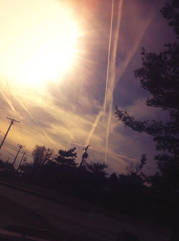 itsalwaysmami's tweet image. These chemtrail pilots are entertaining themselves today, making all their X's and patterns in the sky #weathermod