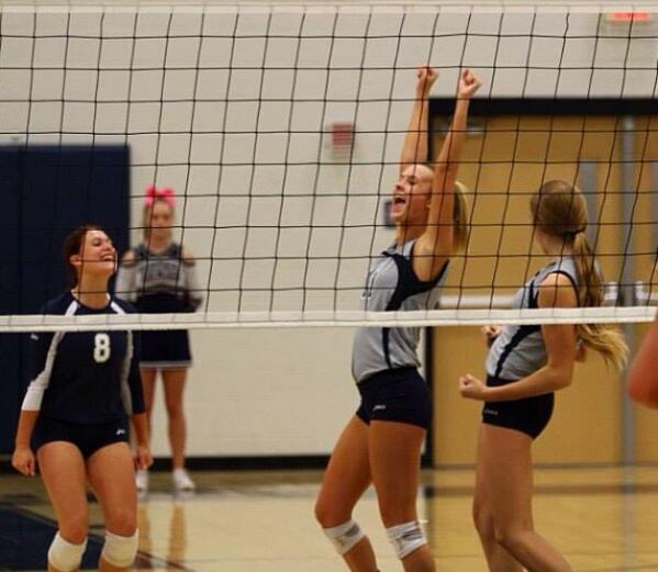 iLLSWGD's tweet image. I agree with the woman that is behind kailin