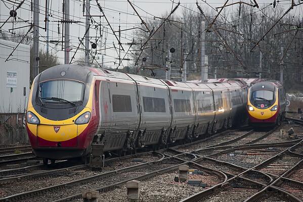 TeamVirginTrain's tweet image. #Fantastic! Virgin Pendolino - 390047 (CLIC Sargent) departs as 390103 (Virgin Hero) arrives @CarlisleStation #TeamVT