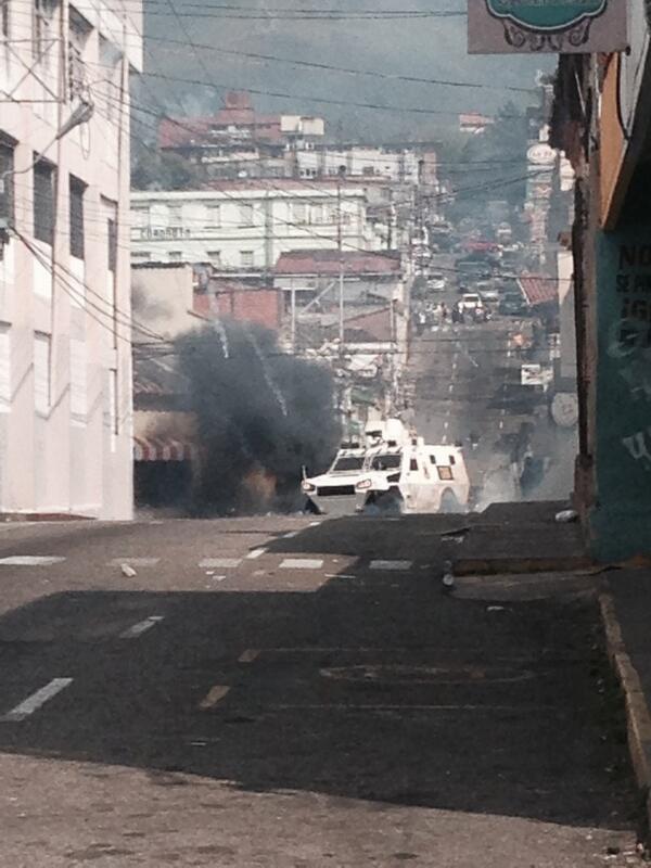 lilianabruney's tweet photo. #12F VENEZUELA ALERTA : ATAQUES CONTRA ESTUDIANTES CON TANQUETAS; ! http://t.co/dzTsfddfpe @PadreJosePalmar @leopoldolopez @GenPenaloza