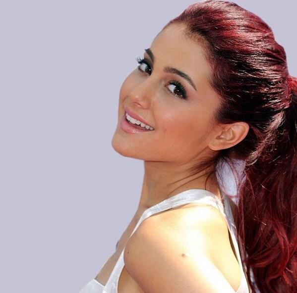 iLLSWGD's tweet image. Ariana Grande is a babe 💋