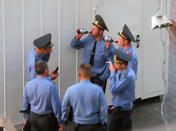 Sochi2014PR's tweet photo. Sochi police need regular beer &amp; cigarette break just like everyone else! #SochiProblems #SochiFail http://t.co/FAkpwW87KN