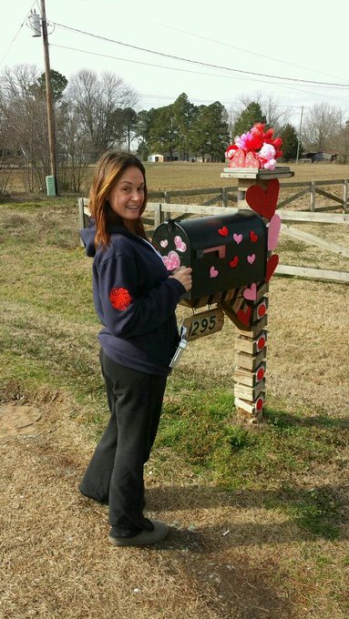 Decorated my mail box hoping I can attract a valentine :( http://t.co/io6wXvKjvg