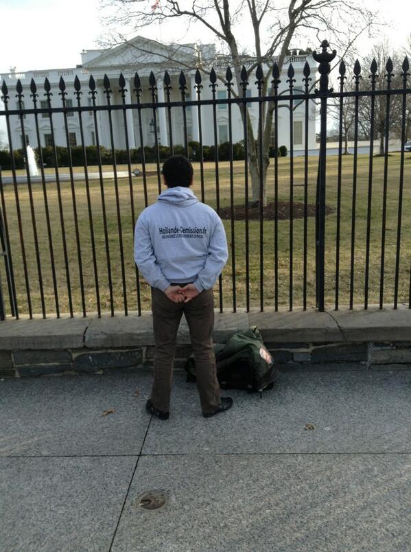 David_vanH's tweet image. Pose militante. Le photographe connait le Francais, il est ravi.
#HollandeDemission au square Lafayette
@MichelJanva