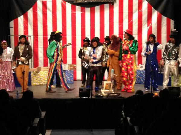 RadioRinconada1's tweet photo. Ya se ha instalado en las tablas del Antonio Gala "El circo de los Hnos Gutiérrez  #CarnavalLaRinconada http://t.co/rmyBkeBwyd