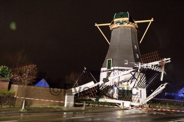 Wieken van molen naar beneden gevallen in s gravenzande, brandweer ter plaatse. Weg afgesloten