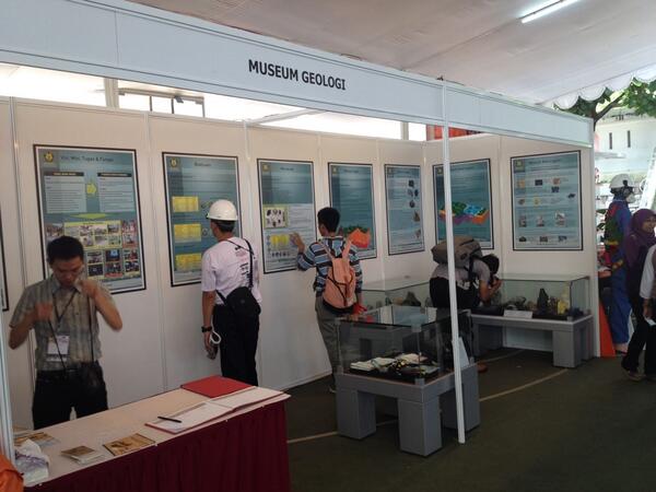 ISMCX's tweet photo. Yg ini dari Museum Geologi. Banyak pameran-pameran mineral dan batuan loh! #minEXPO2014 http://t.co/4hRRrE8Vjb