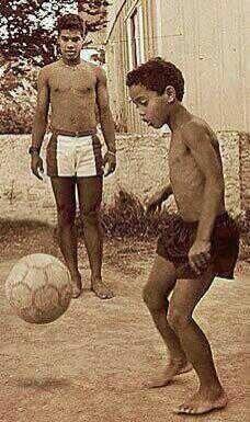 luisramos_co's tweet photo. Sólo los q vivimos el fútbol, entendemos de q manera un balón puede hacernos olvidar cualquier problema. #ronaldhino http://t.co/r3JpN39Ifw