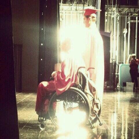 KlaineDreamLove's tweet photo. OH GOD CALL 911 HE IS IN HIS ROBE http://t.co/6eTZlk1qCa