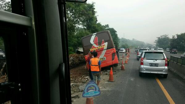 QbHu's tweet photo. Cipuparang km 87 macet http://t.co/kS9uCji5jd