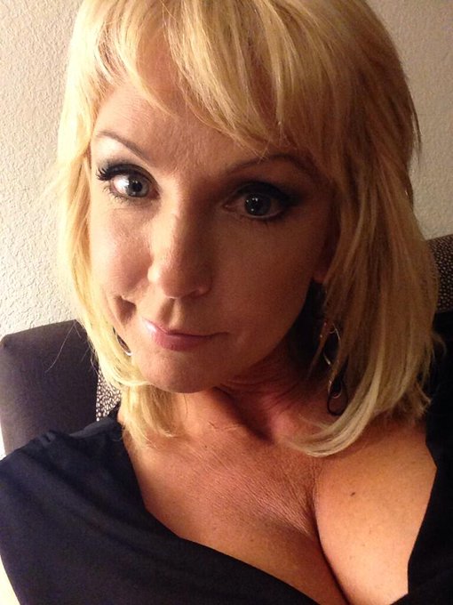 Soooo, not really sure why a guy begs to fuck me, then chickens out. Oh well, at least I have @deftones<a href="/tag/kilkennycastle"class="tags"><span>#kilkennycastle</span></a>