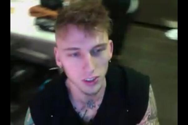 hollyyyEST1992's tweet photo. @machinegunkelly #BestThursdayEver #love http://t.co/G0NBUrQymf