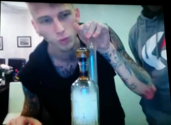 ESTFam4Life's tweet photo. That MGK bong tho. @machinegunkelly http://t.co/BGey4s8O3J