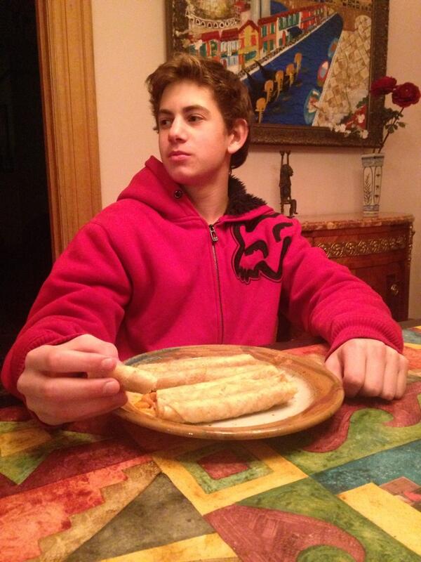 alexagillman2's tweet image. Ethan and his taquitos #6down #6more #nasty