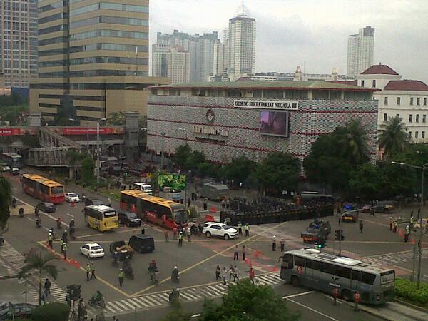 TMCPoldaMetro's tweet photo. Kegiatan simulasi Sispam Pemilu 2014 di depan Bawaslu , Jl Thamrin. http://t.co/2e54T3845z foto @daniel_a_n